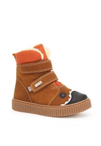 Bruine suède high-top laars met oranje textielaccenten, dubbele klittenbandsluitingen, comfortabele voering, rubberen zool en zwarte neus met oogontwerp.