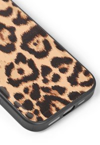 Etui na telefon w panterkę o kremowo-czarnym fakturowanym wzorze, z czarną ramką i wycięciami na porty.