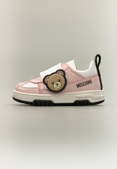 Ροζ και λευκό παιδικό sneaker Moschino με μαύρη σόλα, λεπτομέρεια αρκουδάκι στο λουράκι και μαύρο τράβηγμα στη φτέρνα.