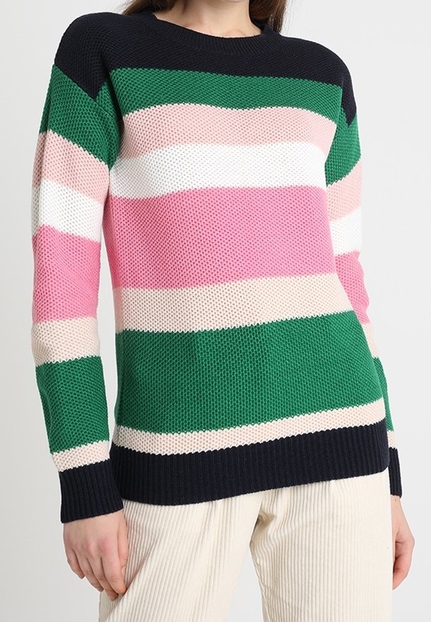 Pull en tricot à col rond avec des rayures horizontales en vert foncé, rose, blanc et bleu marine, en tissu texturé avec des poignets côtelés.