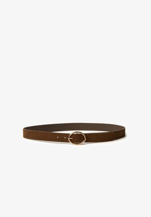 Cintura in camoscio marrone con una texture liscia, caratterizzata da una fibbia ovale color oro e diversi fori per la regolazione della misura. Design semplice ed elegante.