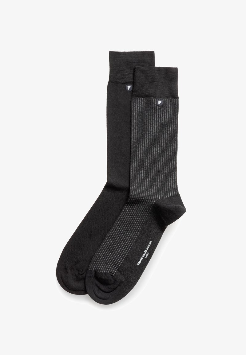 Set de calcetines negros que incluye diseños lisos y a rayas. Un par es completamente negro, el otro tiene finas rayas verticales en negro y gris.