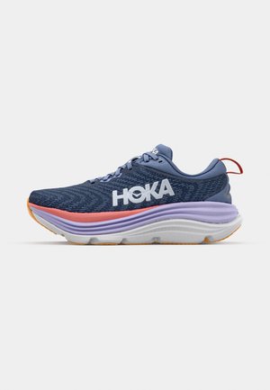 Blauer Sportschuh mit strukturiertem Obermaterial, HOKA-Logo, orangefarbenen und lila Akzenten, dicke mehrschichtige Sohle und Fersenlasche.