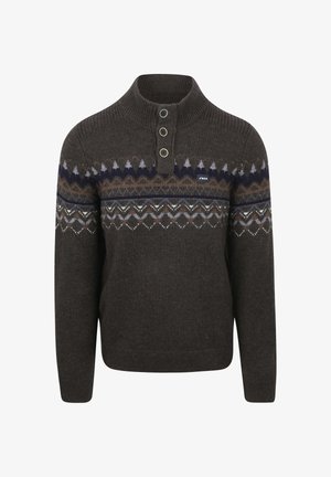 Brauner gestrickter Pullover mit hohem Kragen, drei Knöpfen und einem geometrischen Muster in Dunkelblau, Hellgrau und Braun über der Brust.