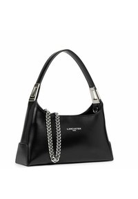 Borsa a mano in pelle nera con design strutturato, tracolla in catena argentata e logo "Lancaster Paris". Presenta dettagli in metallo.
