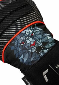 Nahaufnahme eines schwarzen Handschuhs mit einem geometrischen Wolfs-Gesicht-Design in Blau- und Rottönen, ausgestattet mit strukturiertem Stoff und roten Paspeln.