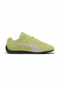 Zapatillas de ante verde lima con acentos blancos, diseño elegante, perfil bajo, suela de goma, superficie texturizada y marca mínima en el lateral.