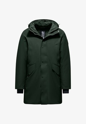Parka verde scuro con cappuccio, bottoni a pressione, due tasche frontali e polsini neri. Materiale liscio, resistente all'acqua, design di lunghezza media.
