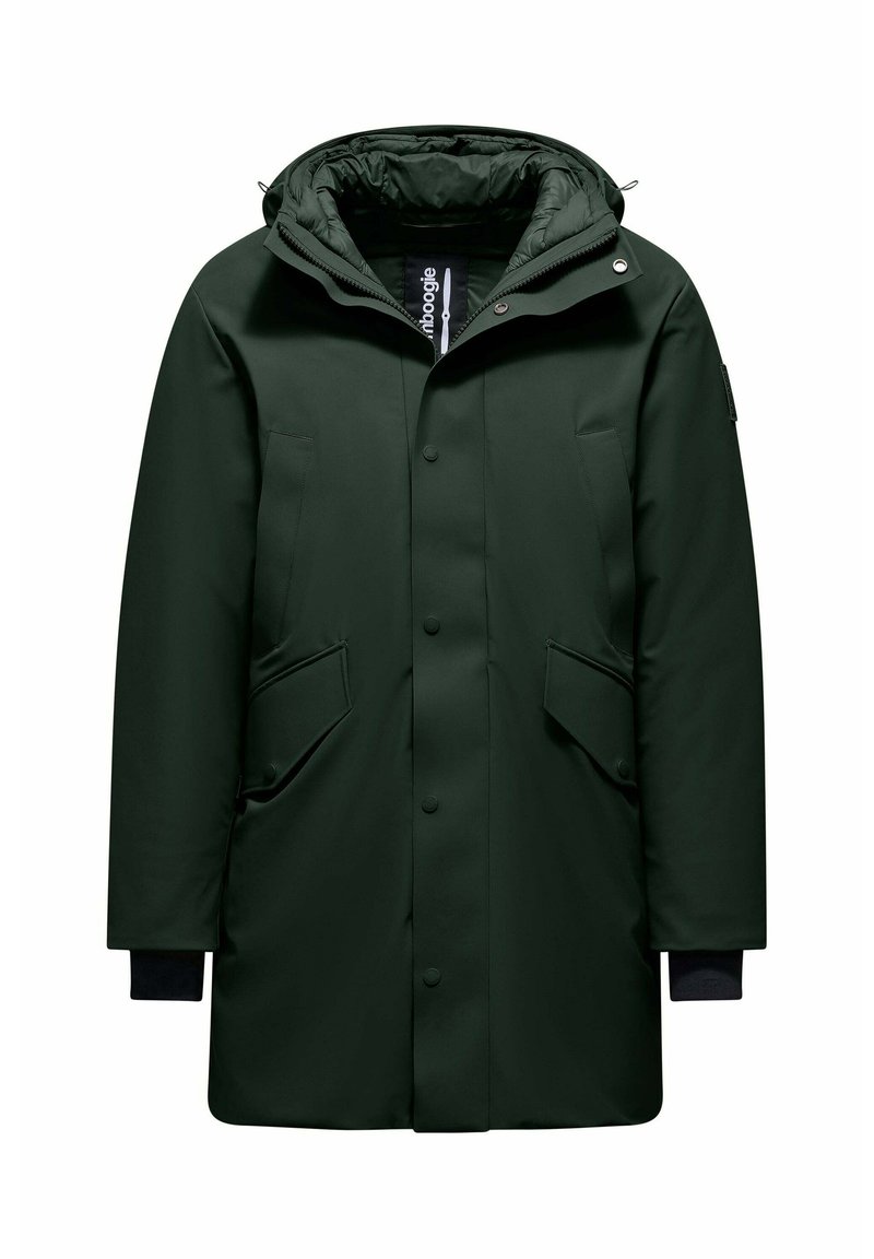 Parka verde scuro con cappuccio, bottoni a pressione, due tasche frontali e polsini neri. Materiale liscio, resistente all'acqua, design di lunghezza media.