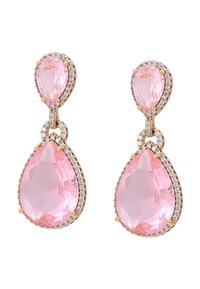 Pendientes en forma de lágrima rosa con acentos transparentes similares a diamantes, montados en metal dorado. Dos gotas enlazadas crean un diseño colgante con piedras facetadas.