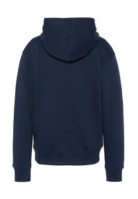Sudadera con capucha de color azul marino, con una textura suave, puños y dobladillo acanalados, y un bolsillo tipo canguro, vista desde la parte posterior.