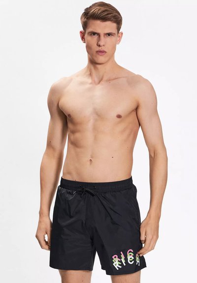 Costumi da bagno neri con elastico in vita e cordino. Presentano un design colorato con la scritta "RICH" sulla gamba sinistra. Materiale corto e leggero.