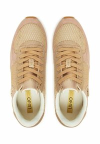 Scarpe sportive beige con pannelli in mesh, punta arrotondata e dettagli testurizzati. Presentano lacci piatti e una fodera interna a contrasto.