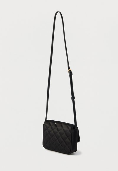 Μαύρη καπιτονέ τσάντα χιαστί με μακριό ρυθμιζόμενο λουρί, με διακριτικές χρυσές αποχρώσεις και ομαλή υφή δέρματος.