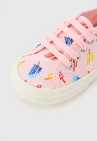 Rosa kanvas sneakers med fargerike ispinne-mønstre, rund tå og rosa snøring. Gummisåle med teksturert detalj.