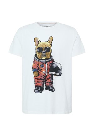 T-shirt blanc avec un graphique d'un chien portant des lunettes de soleil et une combinaison d'astronaute rouge, tenant un casque spatial noir et blanc.