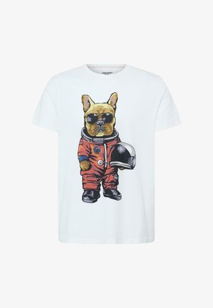 T-shirt blanc avec un graphique d'un chien portant des lunettes de soleil et une combinaison d'astronaute rouge, tenant un casque spatial noir et blanc.