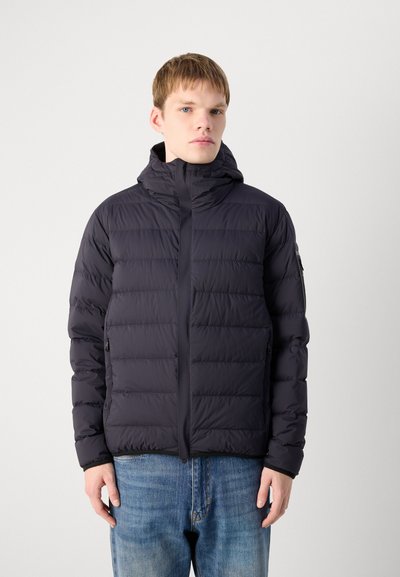 Veste noire en duvet, avec une fermeture éclair à l'avant, capuche réglable et design matelassé vertical. Comprend des poches latérales et des manches élastiques.