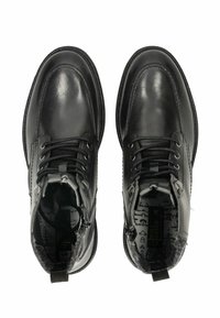 Zwarte leren enkelboots met een gladde afwerking, ronde neus, contrasterend stiksel, metalen oogjes en een gestructureerde binnenvoering.