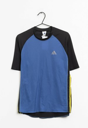 Sininen ja musta lyhythihainen urheilupaita, jossa pyöreä pääntie, teksturoitu sininen etuosa ja keltaiset sivuraidat, Adidas-logo.