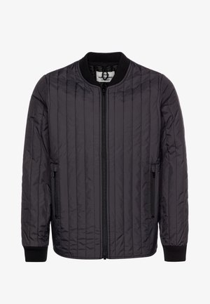 Veste bomber noire matelassée avec couture verticale, fermeture éclair avant, col côtelé et deux poches latérales. Tissu lisse et léger.