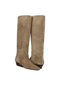 Hoge beige suède laarzen met een lichtpuntige neus en een lage gestapelde hak. Glad materiaal en strakke lijnen, zonder zichtbare hardware.