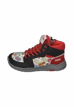 High-Top-Sneaker mit schwarzem, rotem und comicartigem Aufdruck, roten Schnürsenkeln, grauer Sohle und "koel"-Logo an Ferse und Zunge.