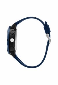 Digitaluhr mit einem navyblauen Silikonarmband, schwarzem Kunststoffgehäuse und silbernem Zifferblatt. Verfügt über zwei Tasten und einen silbernen Verschluss.
