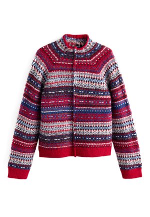 Strikket sweater med rund hals, lange ærmer og et flerfarvet mønster i rød, blå og hvid med teksturerede detaljer og knaplukning.