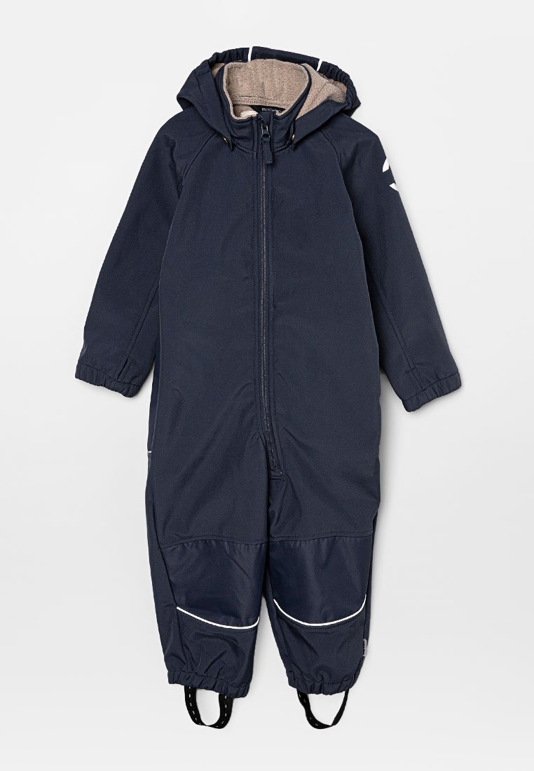 Combinaison de ski une pièce bleu marine avec fermeture éclair, poignets élastiques et bretelles ajustables. Dotée d'une capuche douce doublée de beige et d'accents blancs.
