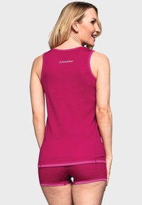 Fuchsia Tanktop und Shorts Set aus leichtem Stoff, mit einem schlichten Design, leicht tailliertem Schnitt und dezentem Logo-Detail.