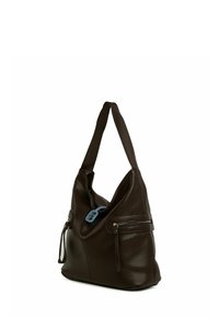 Hnedá kožená taška cez rameno s texturovaným povrchom, širokým popruhom a zipsovým vreckom na boku. Otvorený horný dizajn so jemným siluetou.