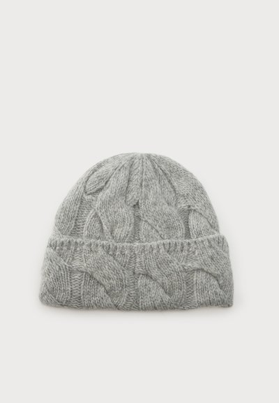 Bonnet gris tricoté avec un revers plié présentant un motif torsadé, présenté sur un fond clair uni.