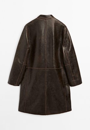 Brun læderjakke med en glat tekstur, lange ærmer og en lige pasform. Kontrastsyningerne forbedrer det overordnede design.