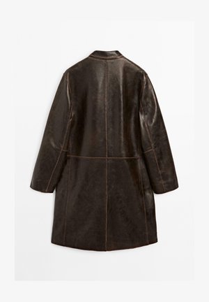 Brun læderjakke med en glat tekstur, lange ærmer og en lige pasform. Kontrastsyningerne forbedrer det overordnede design.