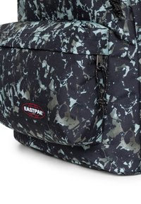 Zaino con motivo nero e blu, tasca frontale, logo Eastpak e chiusura con coulisse. Realizzato in materiale tessile resistente.