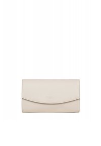 Portafoglio in pelle beige e texturizzata con flap curvo, bordi cuciti e marchio in rilievo. Design compatto adatto per portare l'essenziale.