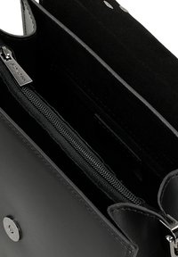 Černá kožená kabelka s kapsou na zip uvnitř, hladkým povrchem, magnetickým uzávěrem a stříbrnými kovovými detaily.