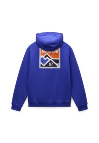 Felpa con cappuccio blu con una grande grafica sulla schiena che presenta montagne, "NAPAPIJRI" e "87" in colori contrastanti. Tocco morbido.