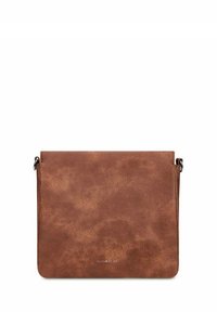 Hnědá crossbody taška z umělé kůže s hladkým povrchem, obdélníkovým tvarem, klopnou a jemným označením v dolní části.