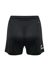 Svarta atletiska shorts med en slät textur, med en midjeband och logotyp på vänster sida. Enkel design, knälång klippning.