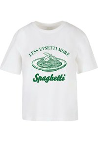 T-shirt blanc avec un texte vert qui dit "MOINS DE TRISTESSE, PLUS DE Spaghetti" au-dessus d'une illustration de spaghetti sur une assiette avec des feuilles de basilic.
