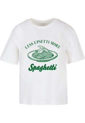 Weißes T-Shirt mit grüner Aufschrift "WENIGER UPSETTI MEHR Spaghetti" über einer Grafik von Spaghetti auf einem Teller mit Basilikumblättern.