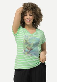 Camiseta de manga corta a rayas verdes y blancas con escote en V y un gráfico de tortugas con el texto "FELIZ TIEMPO DE VERANO" en el frente.
