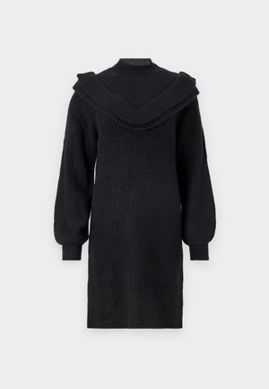 Vestido preto de malha com textura canelada, apresenta um decote largo e assimétrico com volantes e mangas longas e bufantes, terminando acima dos joelhos.