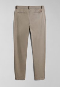 Chinos beige con una texture liscia e un design a gamba dritta. Presentano due tasche posteriori e un piccolo logo vicino alla vita.