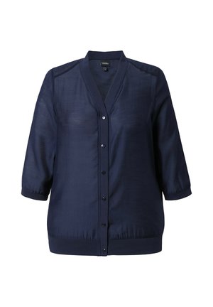 Marineblå, let bluse med V-hals, 3/4 ærmer og knaplukning. Har subtil glans og samlede detaljer ved kanten.