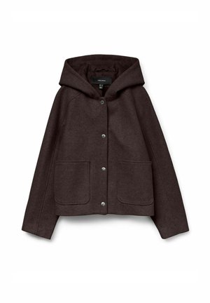 Veste à capuche brune avec une texture douce, fermeture à boutons, deux poches avant et une coupe décontractée. Design simple, sans motifs ni embellissements.