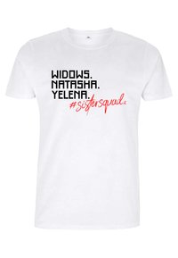 Weißes Baumwoll-T-Shirt mit schwarzem Text "WITWEN. NATASHA. YELENA." und rotem "#sistersquad" auf der Vorderseite. Kurzarm und Rundhalsausschnitt.