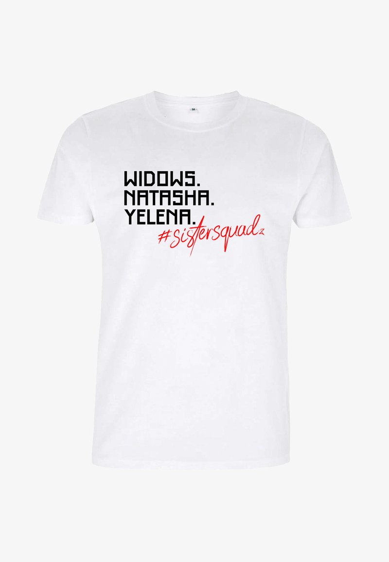 Biały bawełniany t-shirt z czarnym napisem "WDOWY. NATASZA. YELENA." oraz czerwonym hashtagiem "#sistersquad" na przodzie. Krótkie rękawy i okrągły dekolt.